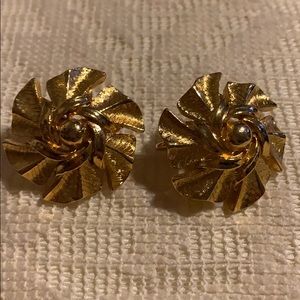 Gold Sarah Coventry flower clip on earrings